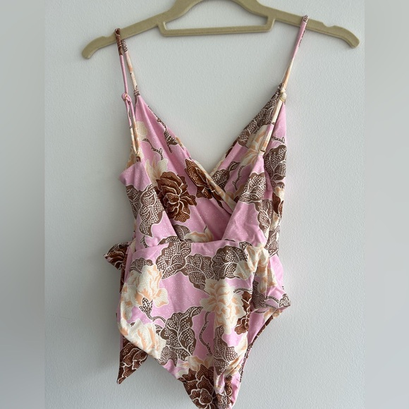 NWOT XS Amuse Society Floral Pink One Piece Swimsuit with bow and open back - Picture 3 of 5